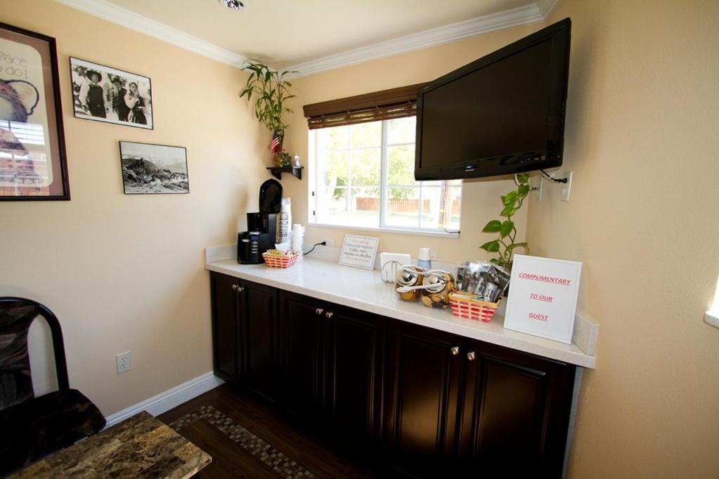Trails Motel Лон Пайн Екстериор снимка